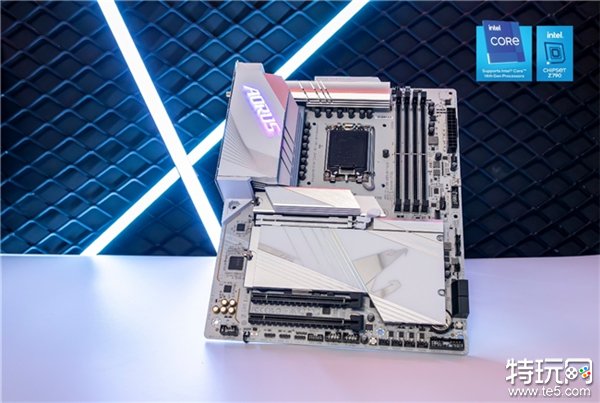 AORUS全明星计划 | 孟博龙×AORUS跨界合作定制纯白AORUS全家桶主机